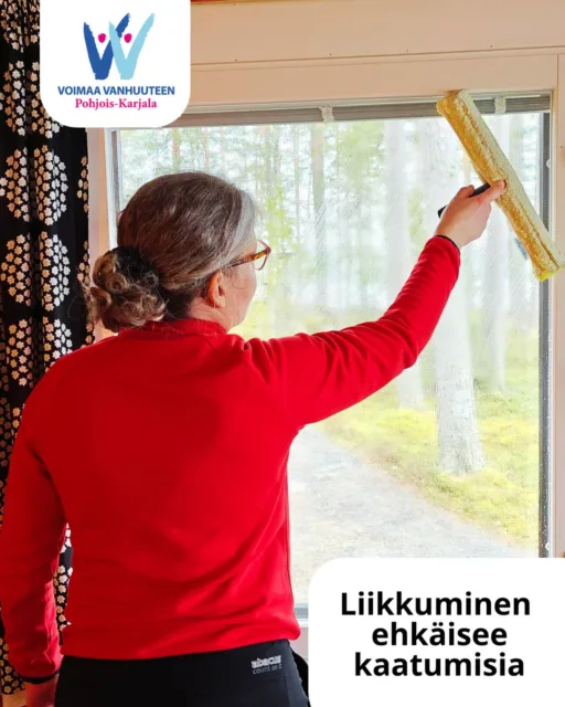 🧹Monipuolinen arkiaktiivisuus tukee arjessa selviytymistä. Kaiken ei tarvitse olla varsinaista liikuntaa: myös tavalliset kotityöt, kuten siivous tai ikkunoiden pesu, ovat erinomaista hyötyliikuntaa.
🪜 Kiinnitä huomiota turvallisuuteen. Ikkunoiden pesu, palovaroittimen patterin vaihto tai muu korkealle kurottelu voi lisätä kaatumisriskiä. Kaatumiset ja putoamiset ovat yleisimpiä ikäihmisten tapaturmia. Tiesitkö, että tehokkain keino niiden ehkäisyyn on säännöllinen liikkuminen? Riittävän monipuolinen ja pari kertaa viikossa toistuva voima- ja tasapainoharjoittelu ehkäisee kaatumisia ja lisää voimaa.
💡 Tarjoa apua iäkkäälle läheisellesi haastavimpiin kotitöihin. Kevätsiivouksen yhteydessä kannattaa myös kiinnittää huomiota kaatumista lisääviin riskitekijöihin kodissa.